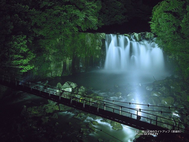 ライトアップされた関之尾の滝の壁紙　p_miyazaki_07_001.jpg